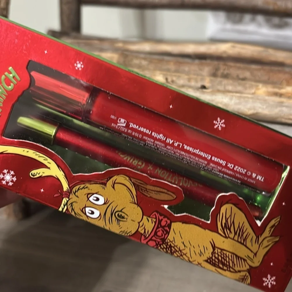 NEW REVOLUTION X The Grinch LITTLE MAX Lip Kit